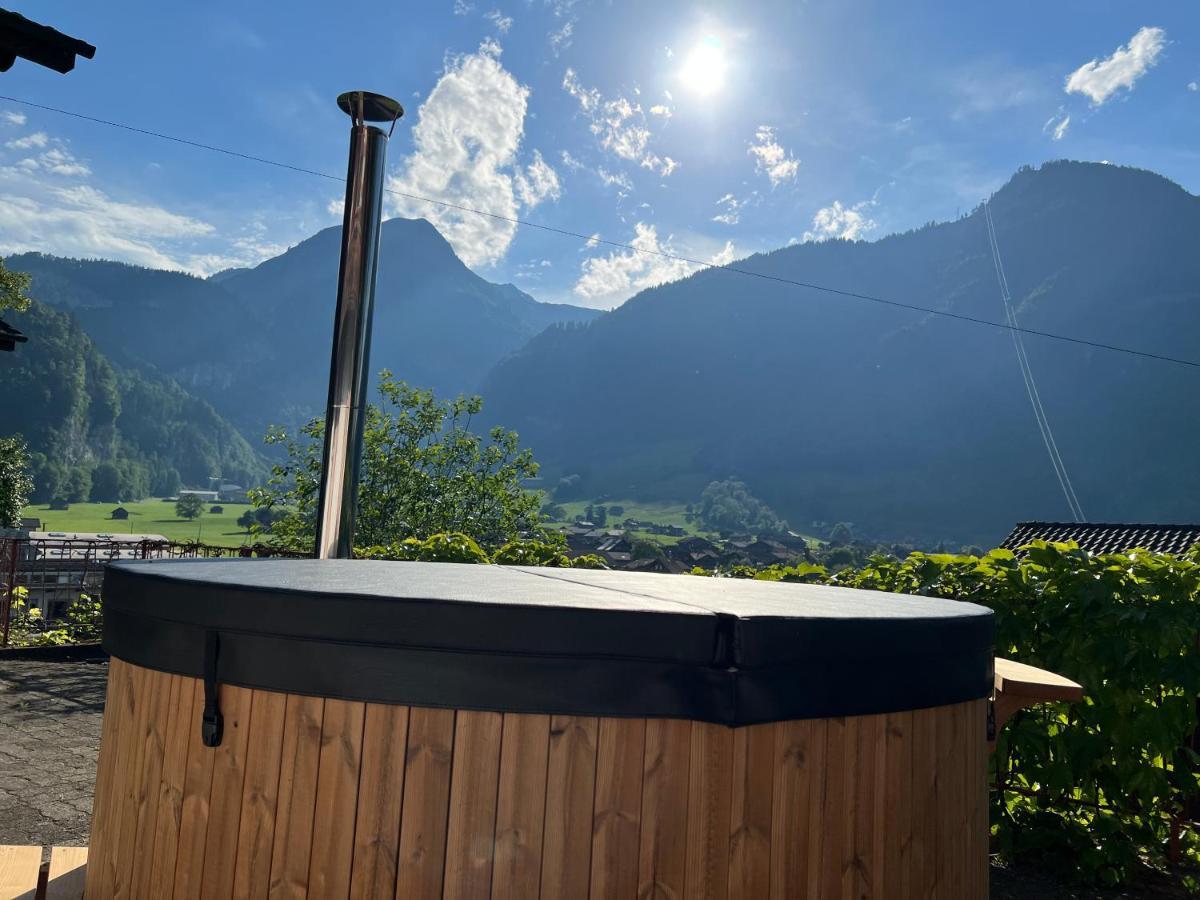 Romantic Private Superior Swiss Chalet With Hottub Lungern Exteriör bild